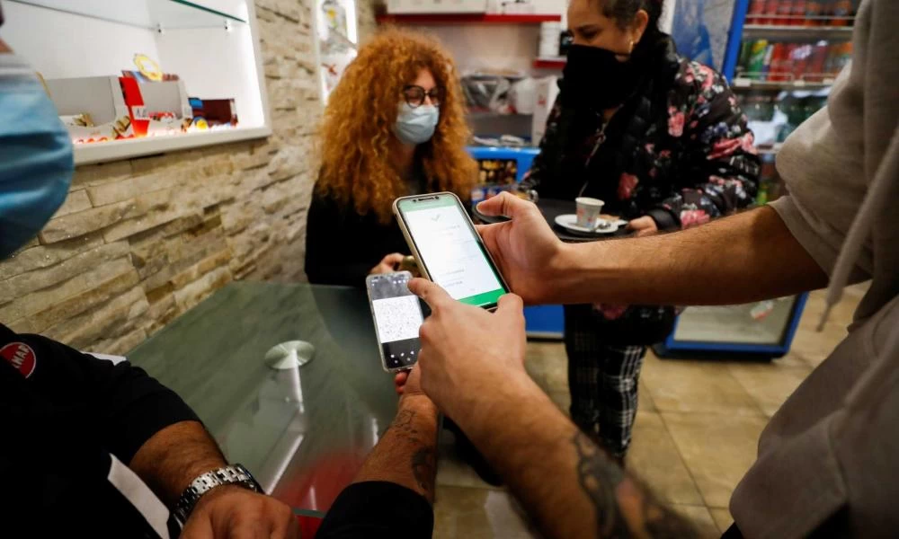 Ιταλία: Περνάει σε πιο δραστικά μέτρα - Επεκτείνεται η χρήση του πράσινου πάσου σε ΜΜΜ, ξενοδοχεία και εστιατόρια